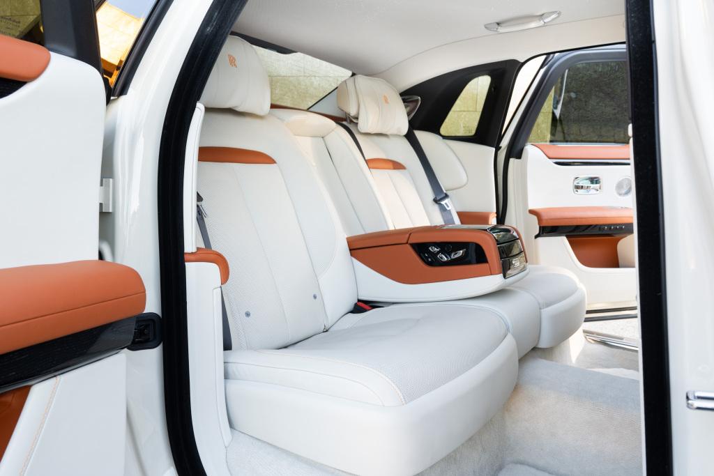 rolls-royce_ghost_amber_roads_40.jpg.011bcb6ec5bc413fa57d5b5f999e55ae.jpg