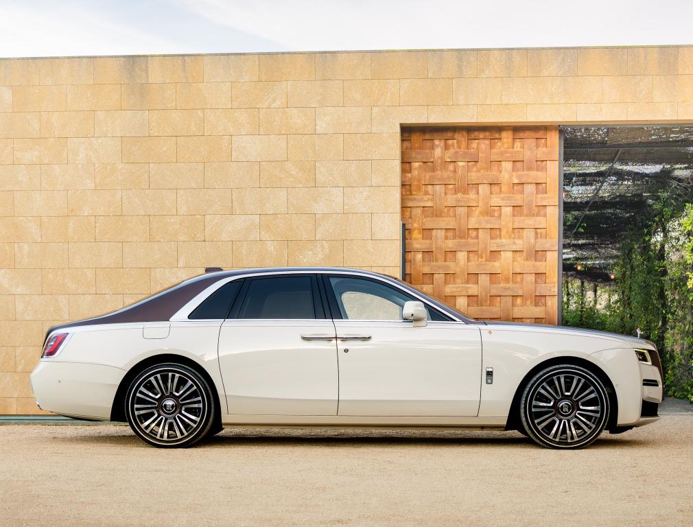 rolls-royce_ghost_amber_roads_97_025003ab10a90cac.jpg.db9b7c3708840724a3f54fcd438a1872.jpg