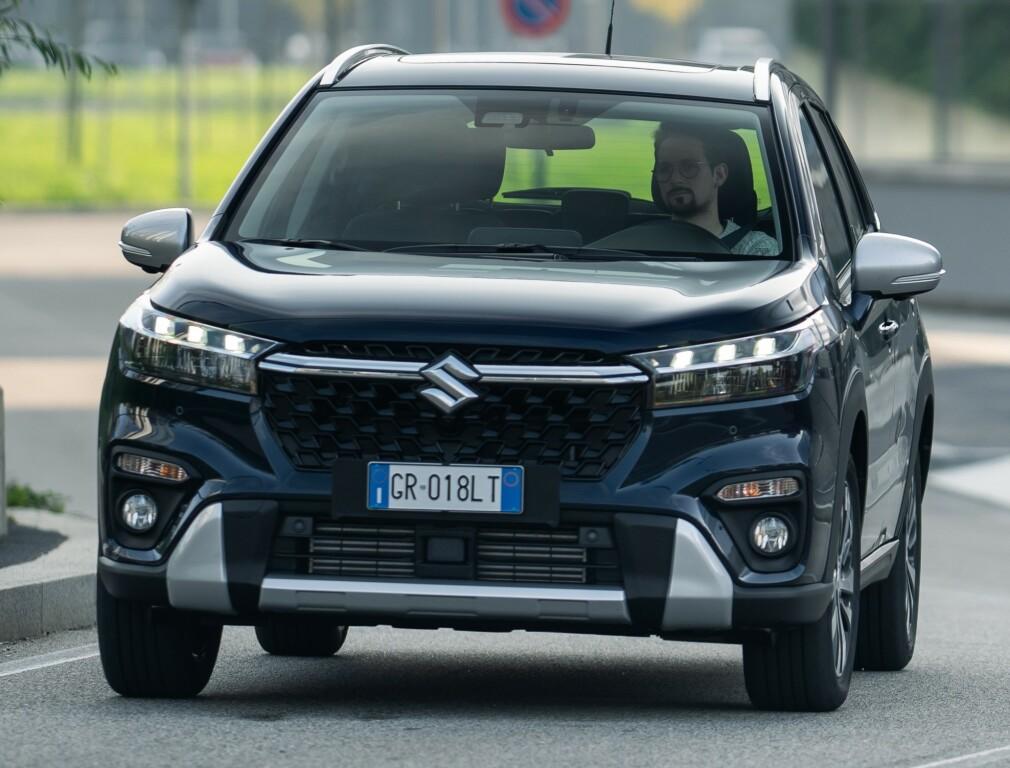 suzuki_s-cross_full_hybrid_yoru_030605b708100621.jpg.7416cab6e5bd651093e649e6e1355aed.jpg