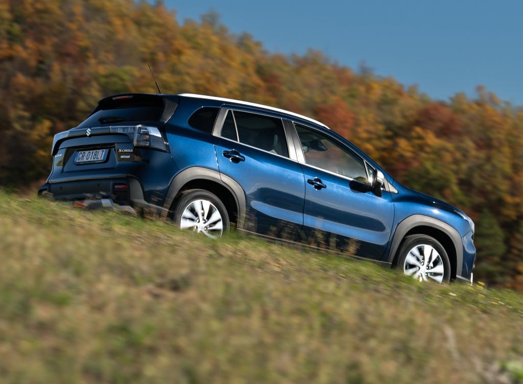suzuki_s-cross_full_hybrid_yoru_22_021e04540c7c092c.jpg.4ac0d02440cfa5ddc767ea4658525e64.jpg