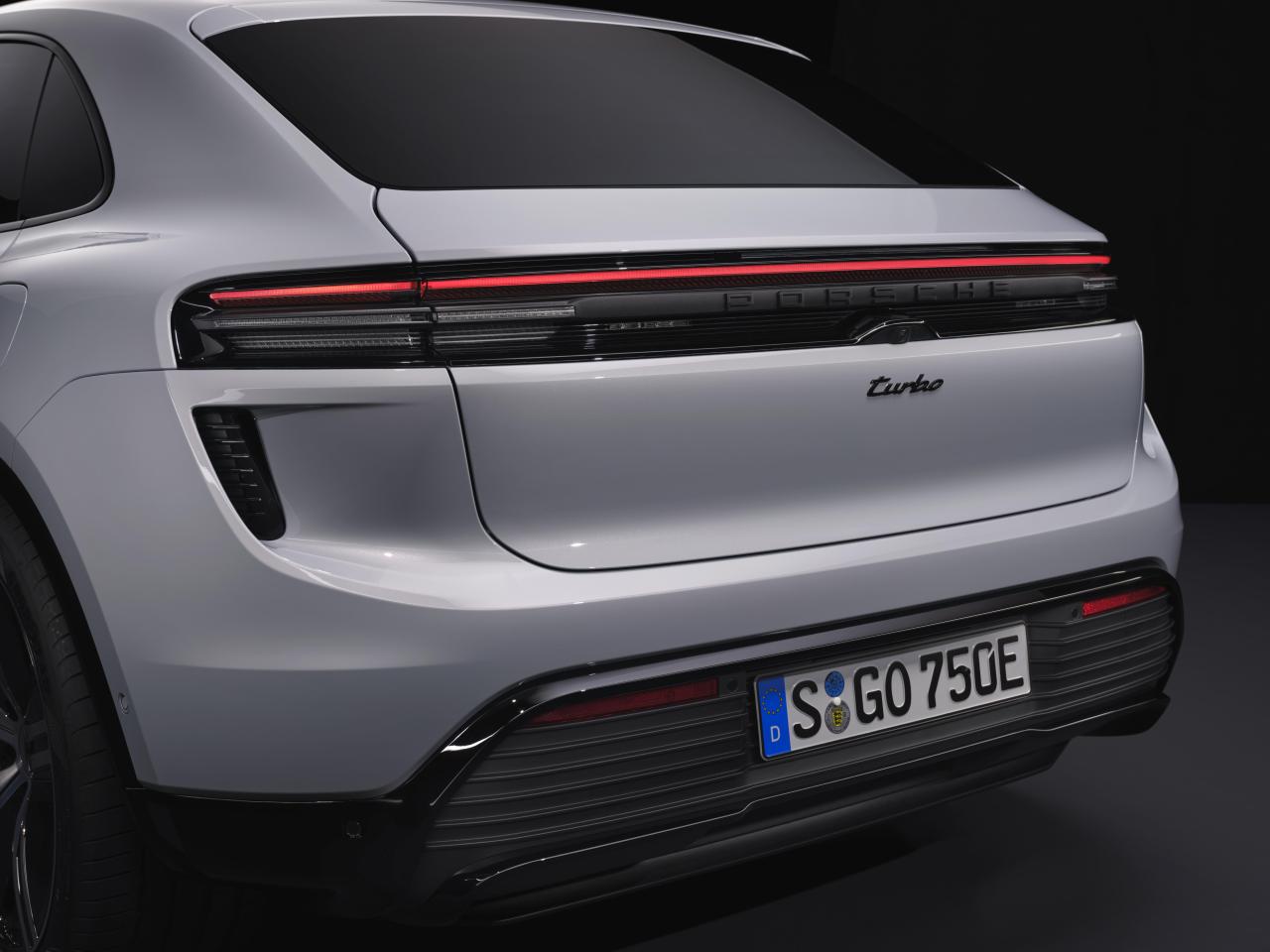 Macan_Turbo_Details_004.thumb.jpg.799b04dc2ff3d92a7ad408d0c6dbfe73.jpg