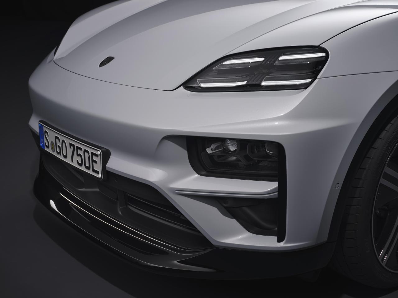 Macan_Turbo_Details_006.thumb.jpg.537ce223caac16dfc8846e7434eebea9.jpg