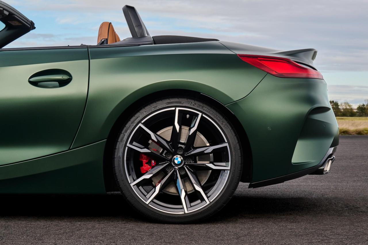 P90535754_lowRes_the-bmw-z4-m40i-with.thumb.jpg.690cdb6aeefbaf3202619b3a7daffcf4.jpg