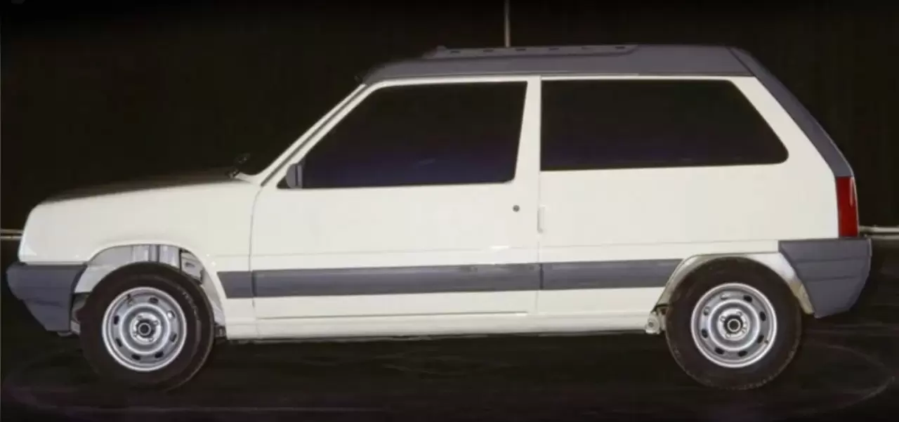 Renault_4-Express_1986_3-porte_lato.thumb.jpg.0cfa71dfd58ce39619ec445c22f03735.jpg