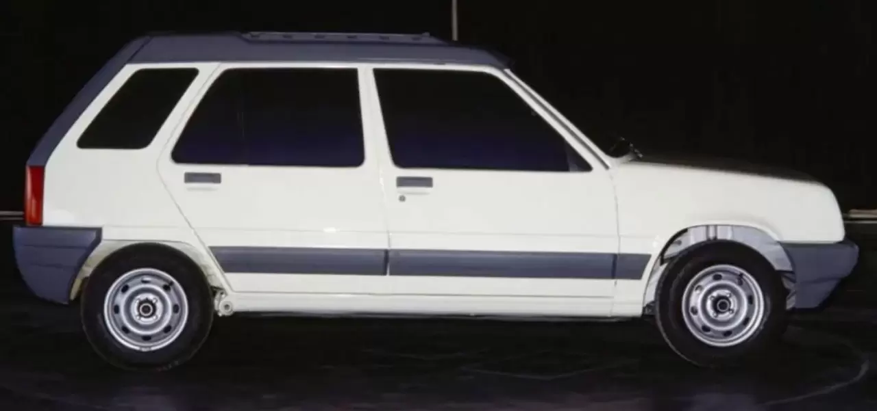 Renault_4-Express_1986_5-porte_lato.thumb.jpg.ef4cfdeed2fcda9f24381500f93abf26.jpg