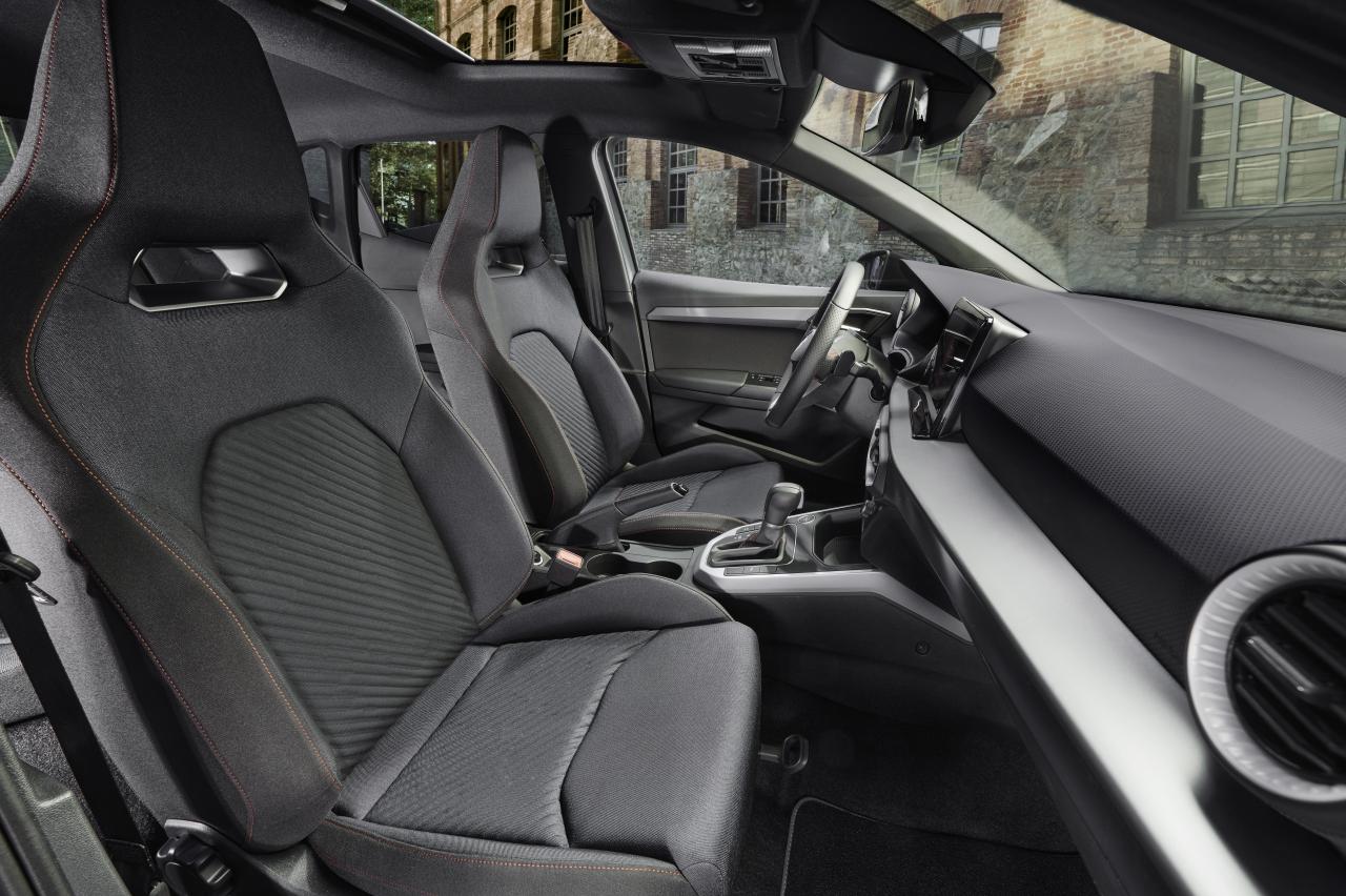 SEAT-celebrates-40-years-of-its-most-iconic-model-with-the-Ibiza-Anniversary-Limited-Edition_03_HQ.thumb.jpg.d3b150761a9f0f43ddfb7016d8279f78.jpg