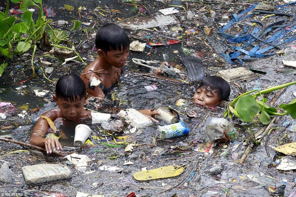 2A29C62300000578-3148193-Dangerous_Children_in_the_Philippines_are_risking_their_lives_to-a-11_1435912665033.jpg
