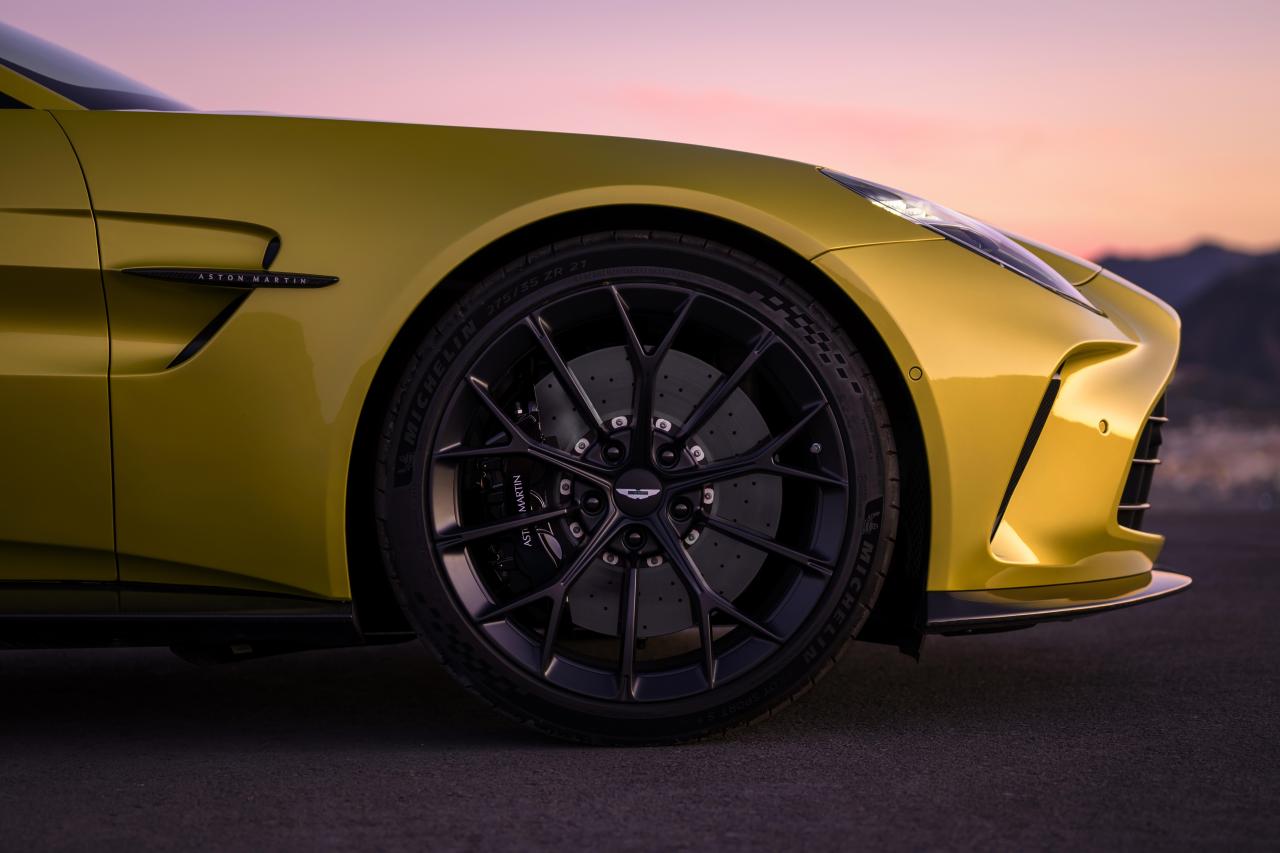AstonMartinVantage_28.thumb.jpg.8a15b5ed0d83d408f0ab2ffe264a31fb.jpg
