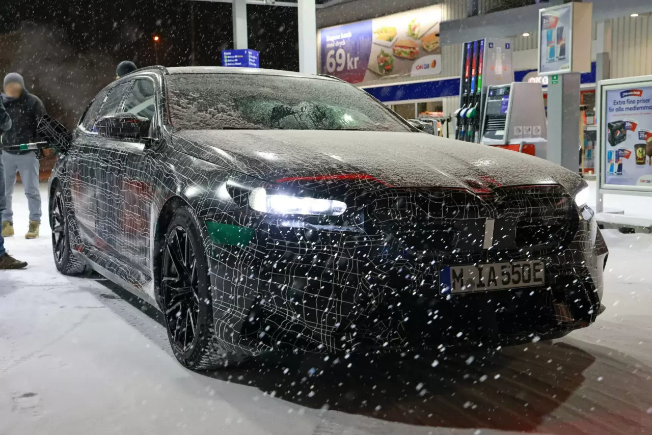 BMW-M5-Touring-M3-CS-Touring-00006-2048x1366.thumb.webp.501217b6e0b342d0a231b2c79beef511.webp