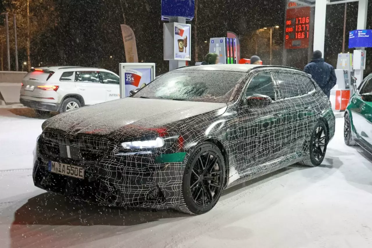 BMW-M5-Touring-M3-CS-Touring-00009-2048x1365.thumb.webp.129e17669c76b44c7a0958573d9206b3.webp