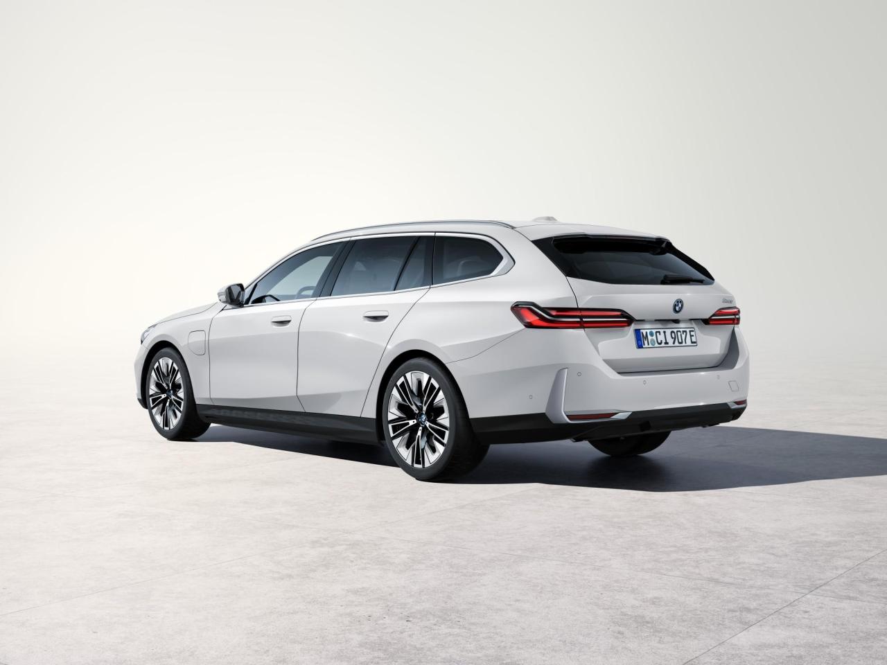 P90536907_lowRes_the-new-bmw-530e-tou.thumb.jpg.61b0c35377f250e106d513fe17f18dfa.jpg