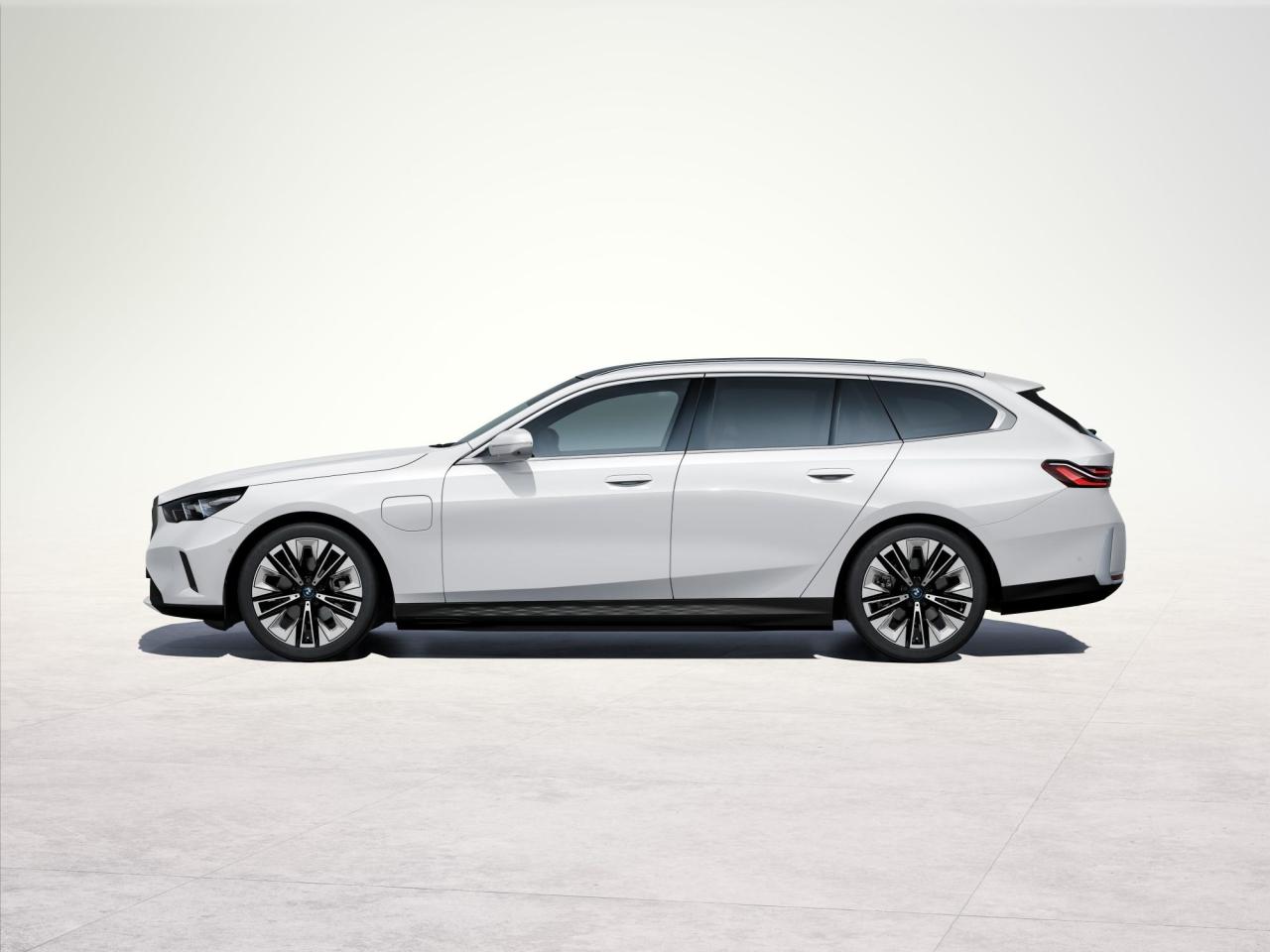 P90536908_lowRes_the-new-bmw-530e-tou.thumb.jpg.b78d92e5791e859e8f437ce64037b065.jpg