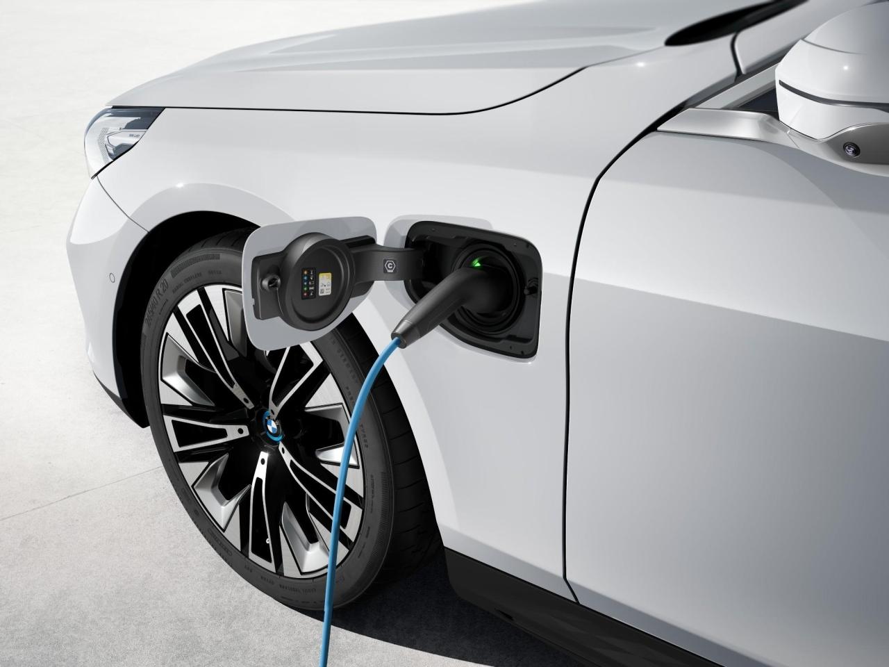 P90536911_lowRes_the-new-bmw-530e-tou.thumb.jpg.604713b43cc5cab2091a5e9408ea2bc2.jpg