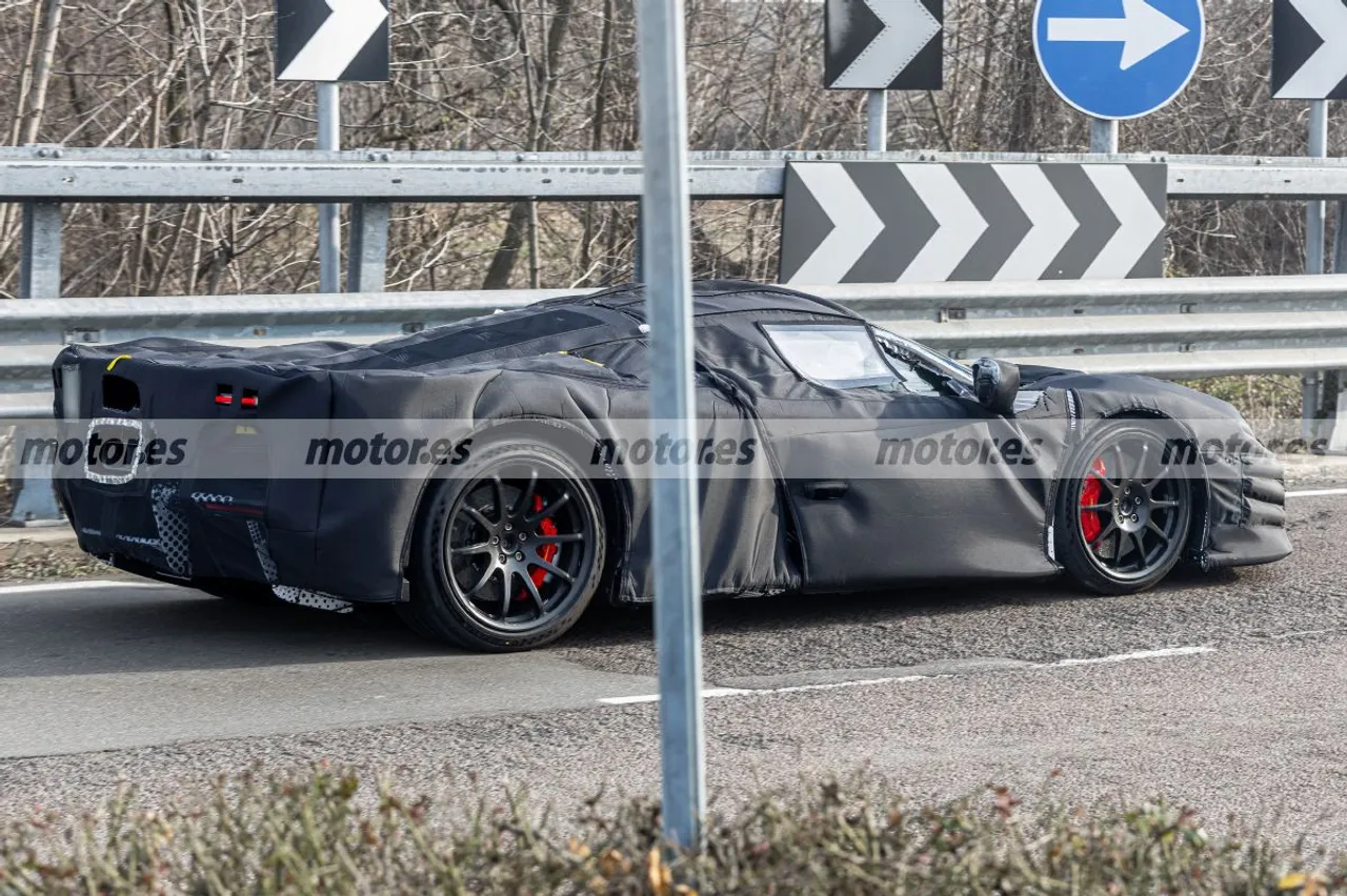 ferrari-f250-hypercar-fotos-espia-2025-2024100261-1707420037_6.webp.970aebe241a5e6a4af72d6a74a921898.webp