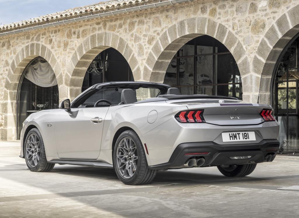 ford_mustang_gt_convertible_489_02e503f2095906d1.jpg.9bc1e3a0b4143d163697e30b0dc0df56.jpg