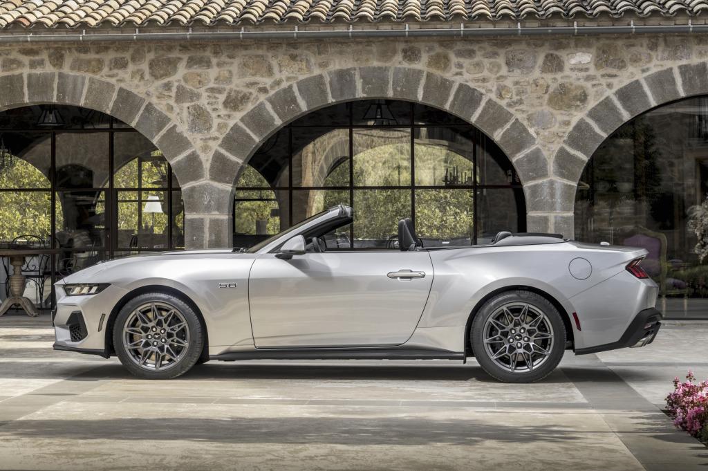 ford_mustang_gt_convertible_617_0571037d0a6d06ee.jpg.b24692a7dd01c990aa10880419797b70.jpg