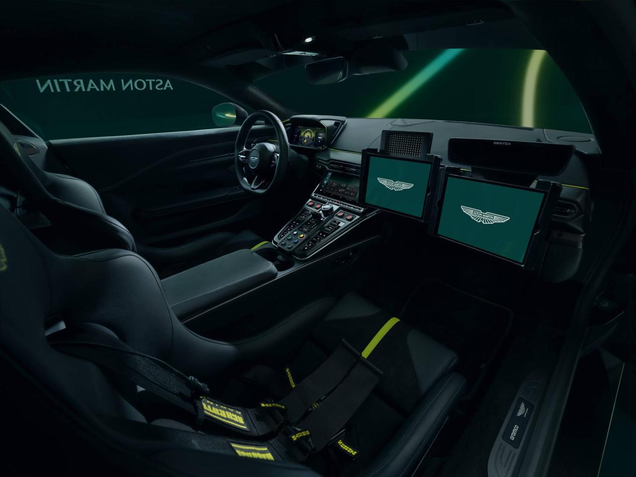 008_NewAstonMartinVantage_OfficialSafetyCarofFormula1.thumb.jpg.fd394380469abc99ae6e8c2d0e14a300.jpg