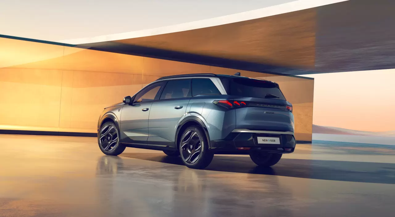 PEUGEOT_E5008_2403STYP_133.jpg.webp