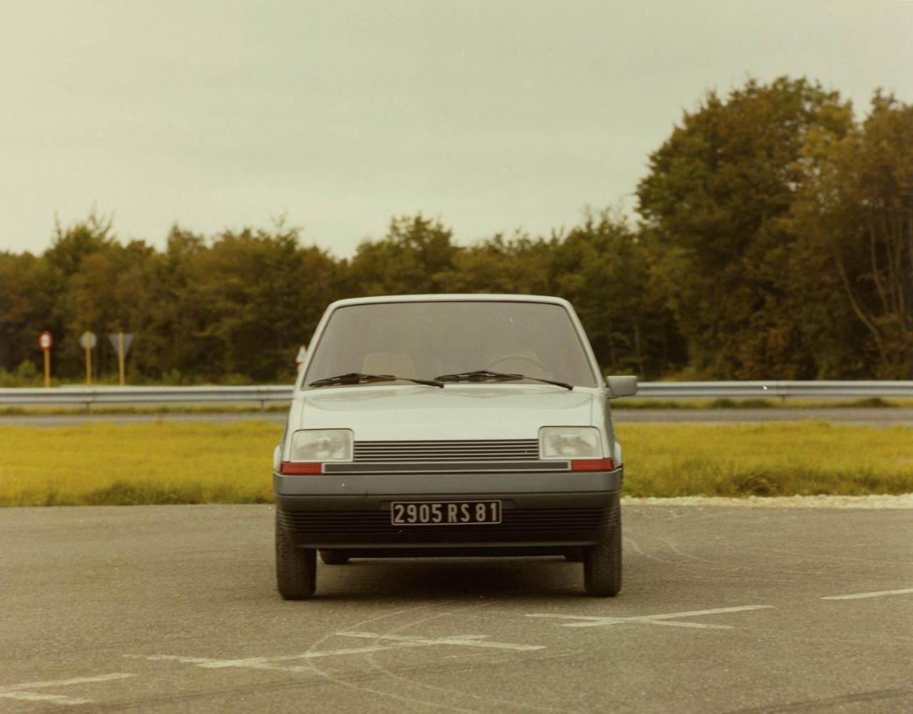 Renault_140_Supercinque_1981_3p_fronte.thumb.jpg.b3b73fde8bbd4e474d44209a9365e17e.jpg