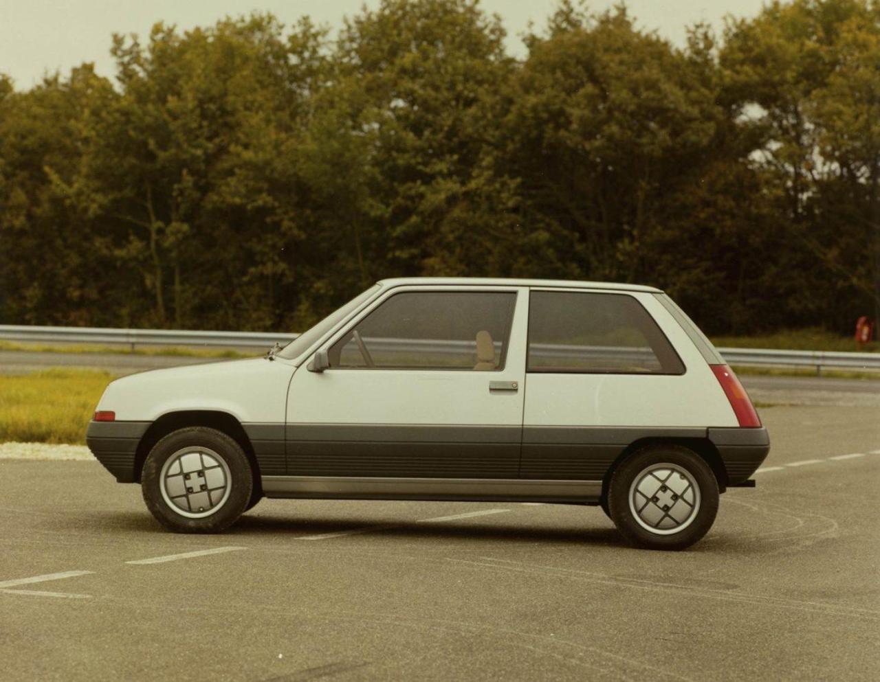 Renault_140_Supercinque_1981_3p_lato-guida.thumb.jpg.ccd337d3a5585813cd2ec95cd716e972.jpg