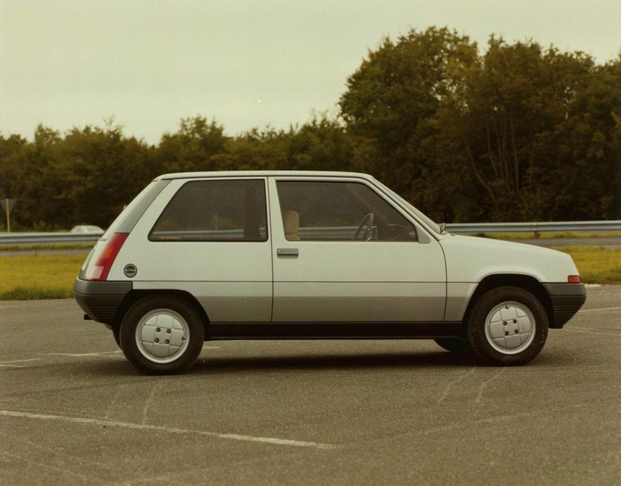 Renault_140_Supercinque_1981_3p_lato-pass.thumb.jpg.9ffa51e746c497eb532a4d30e5a2907e.jpg