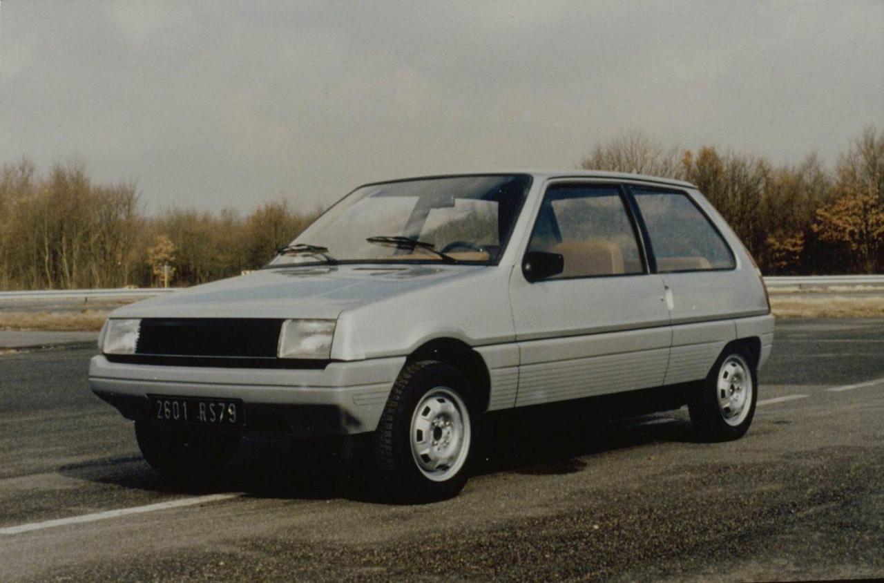 Renault_X140_1979_0126_Juchet_fari-verticali_3p_fronte.thumb.jpg.5cede25d99873db6116db84cadacd012.jpg