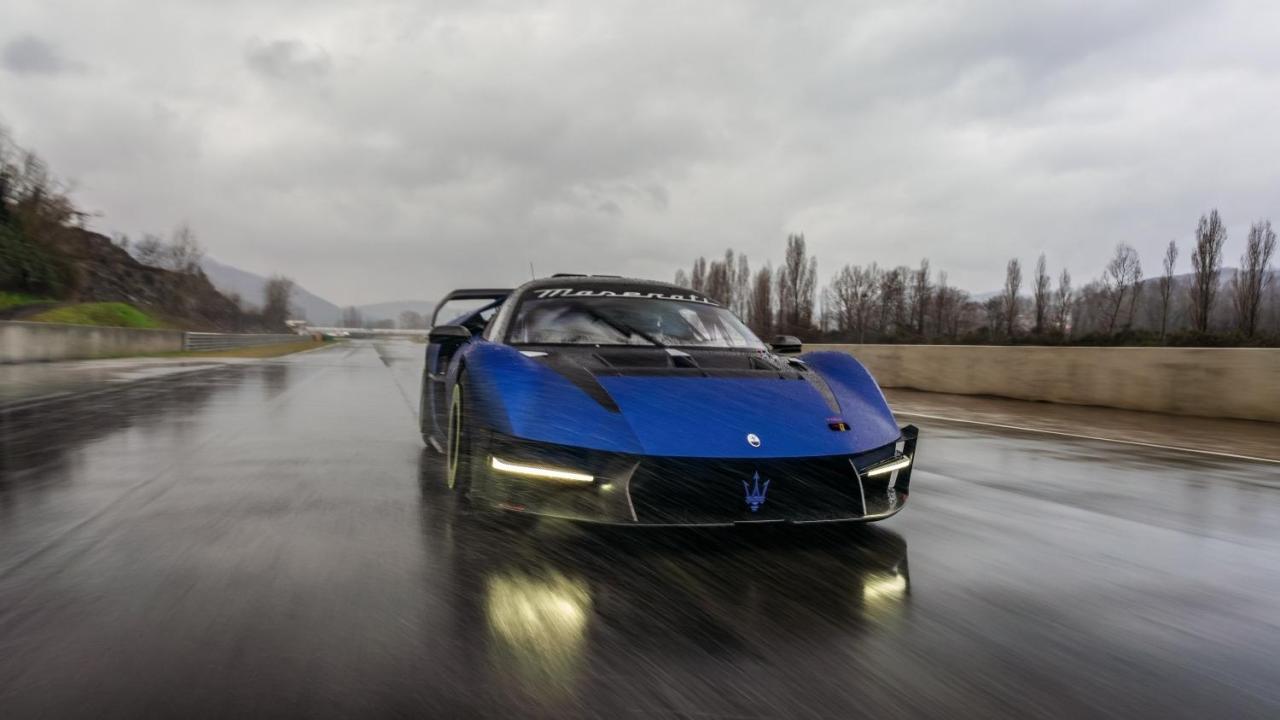 Small-23654-MaseratiMCXtremaThebeastisunleashedonthetrackaheadoffirstdelivery.jpg