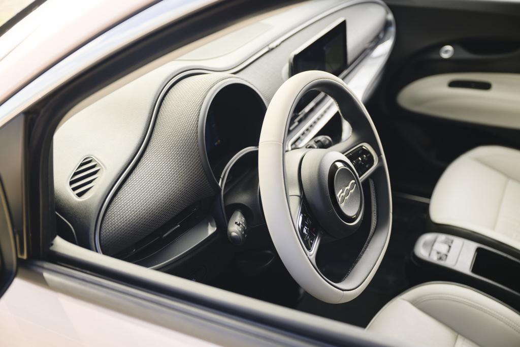 fiat_500e_inspired_by_beauty_11.jpg.e1985cee6079ab5d2e9393771bc8b090.jpg