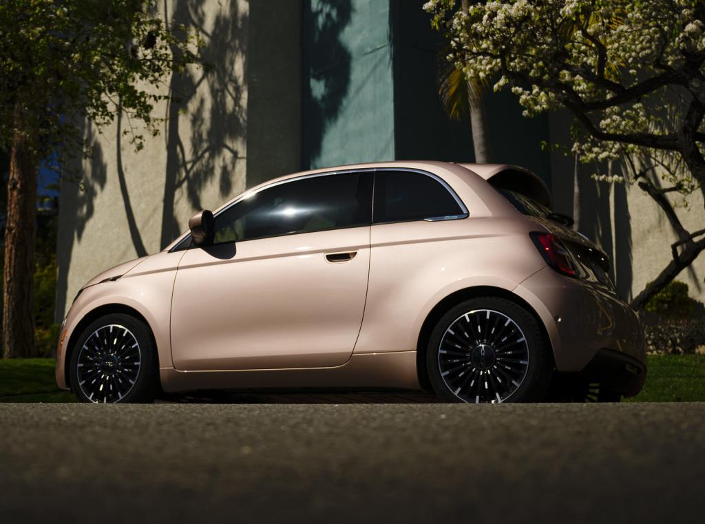 fiat_500e_inspired_by_beauty_41_030c027d072a0553.jpg.e68576b08efffb9cf95fc0e8573ecf0d.jpg