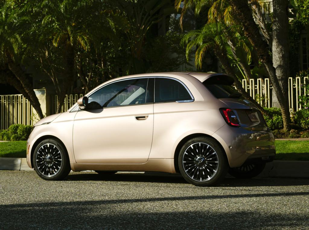 fiat_500e_inspired_by_beauty_5_04b302d5047c0356.jpg.048ef28b80db6e1c15dabbef9b2629f1.jpg
