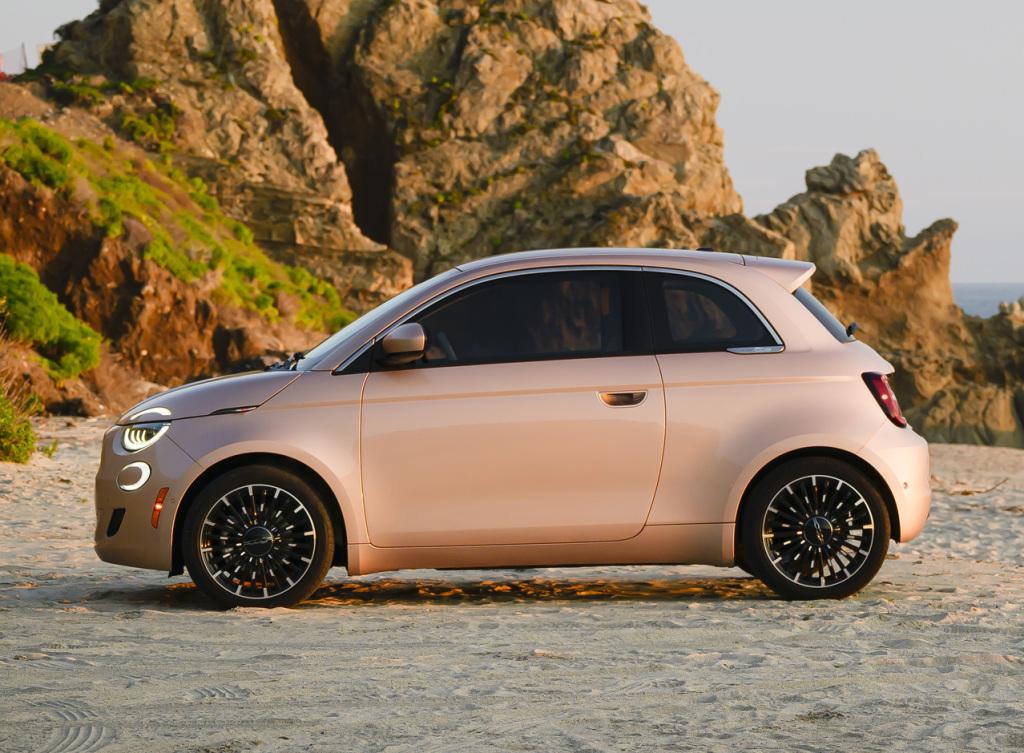 fiat_500e_inspired_by_beauty_7_01de033304fe03ac.jpg.b53a3eb618d30f80bb437c74be31ad83.jpg