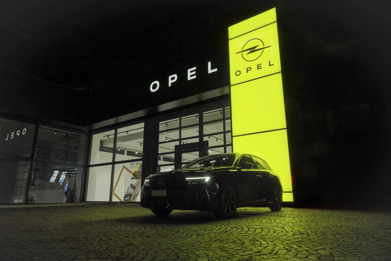 BoldModernElectrifyingNewCIConceptforOpelShowrooms(6).thumb.jpg.58d33fb63fa241cd412be11a9f1b3caa.jpg