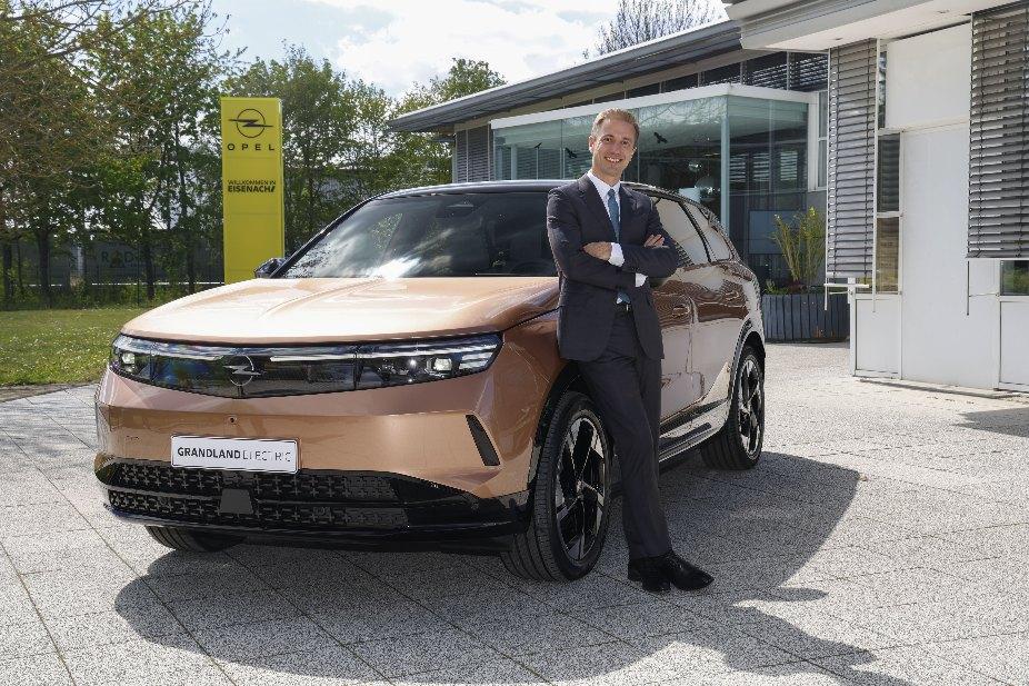 OpelCEOFlorianHuettlamneuenOpelGrandland.jpg.c1b413b10e5ca14e811fd53053e36776.jpg
