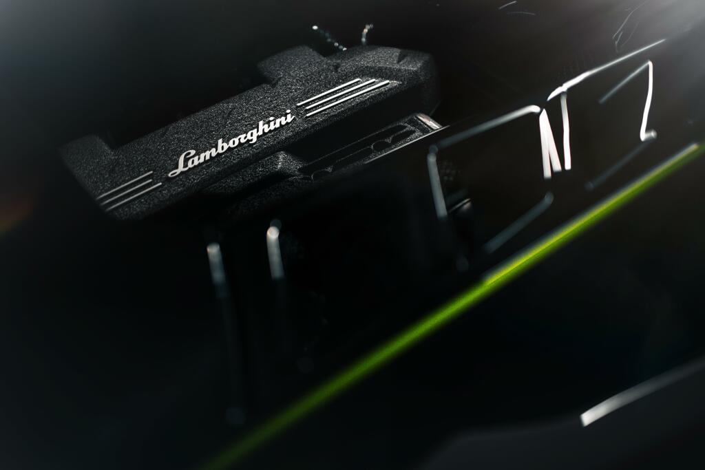 lamborghini_revuelto_lamborghini_arena_2024_1.jpg.14f62297104b2616135362c58774023b.jpg