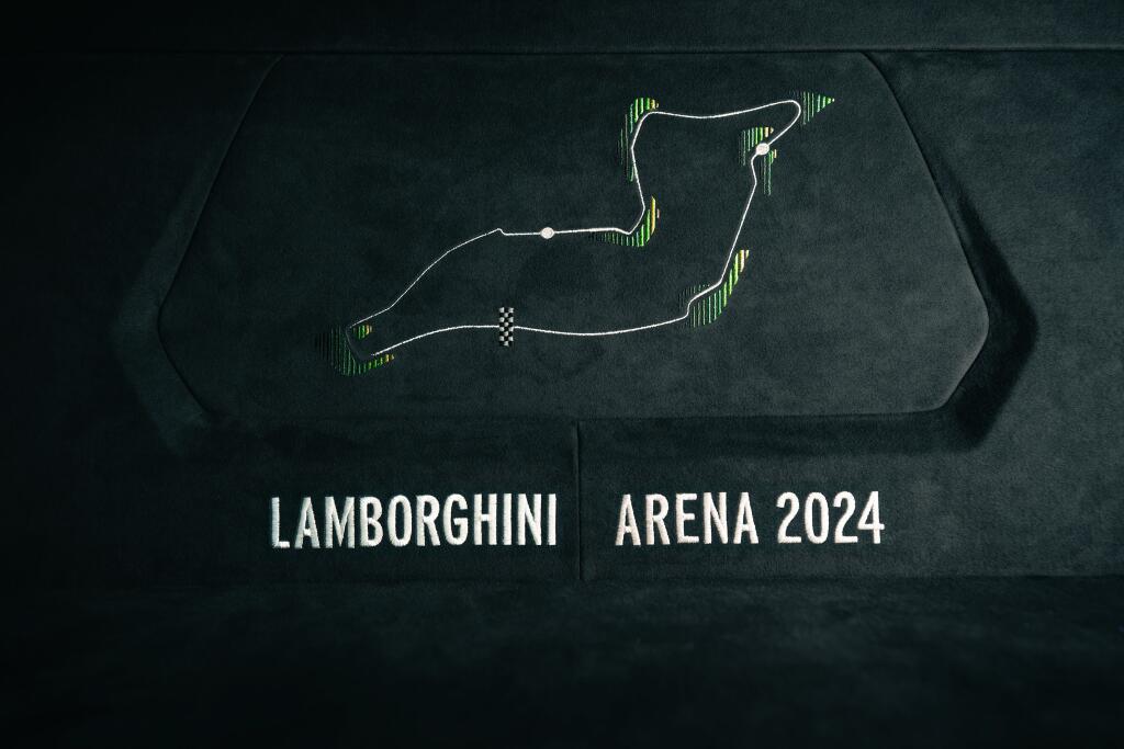 lamborghini_revuelto_lamborghini_arena_2024_23.jpg.033fa1c7aa3145789f880f1e98c4bed2.jpg