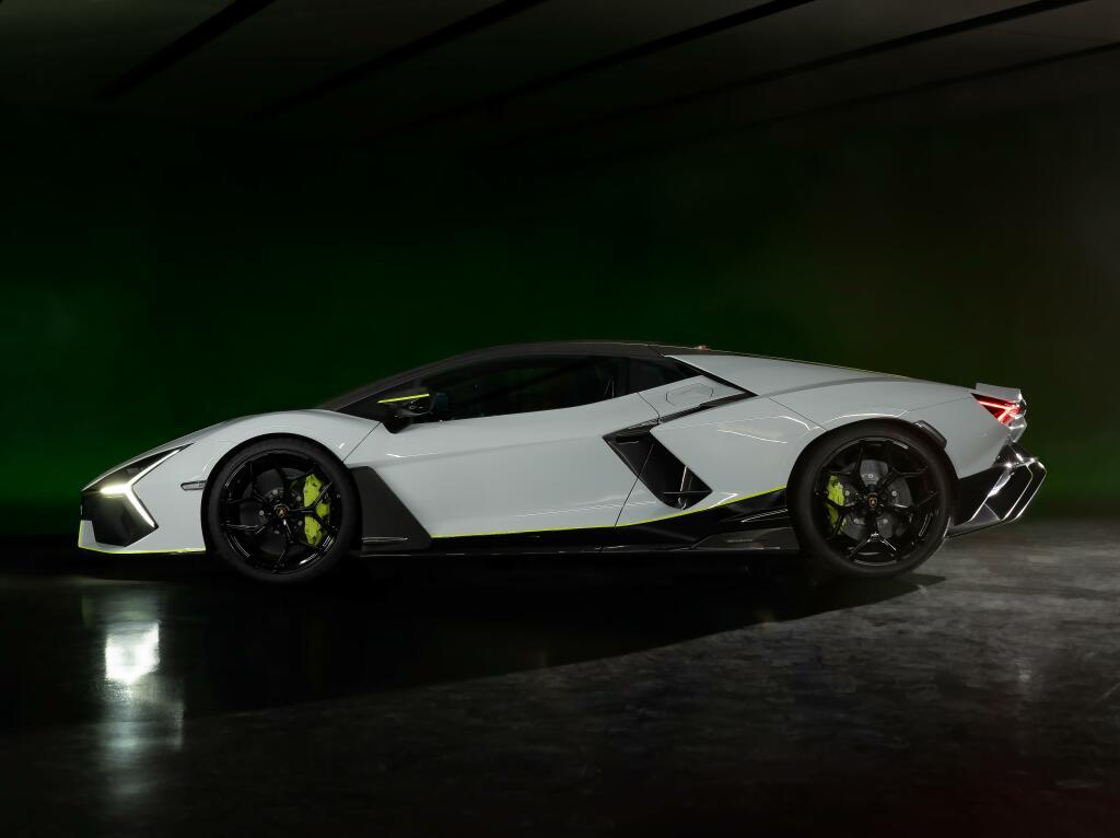 lamborghini_revuelto_lamborghini_arena_2024_3_04c703eb0e250a96.jpg.e679e6f810c64763c8954dc5cc4bfa26.jpg