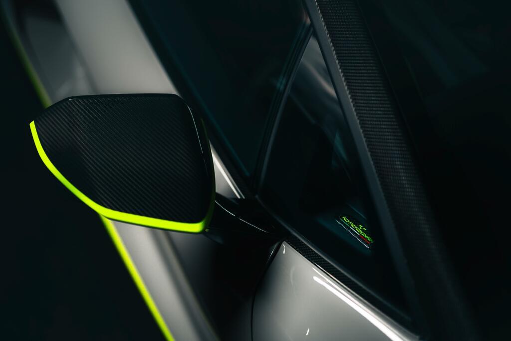lamborghini_revuelto_lamborghini_arena_2024_71.jpg.d546e35930d247e9c4ae23eaab9435e5.jpg
