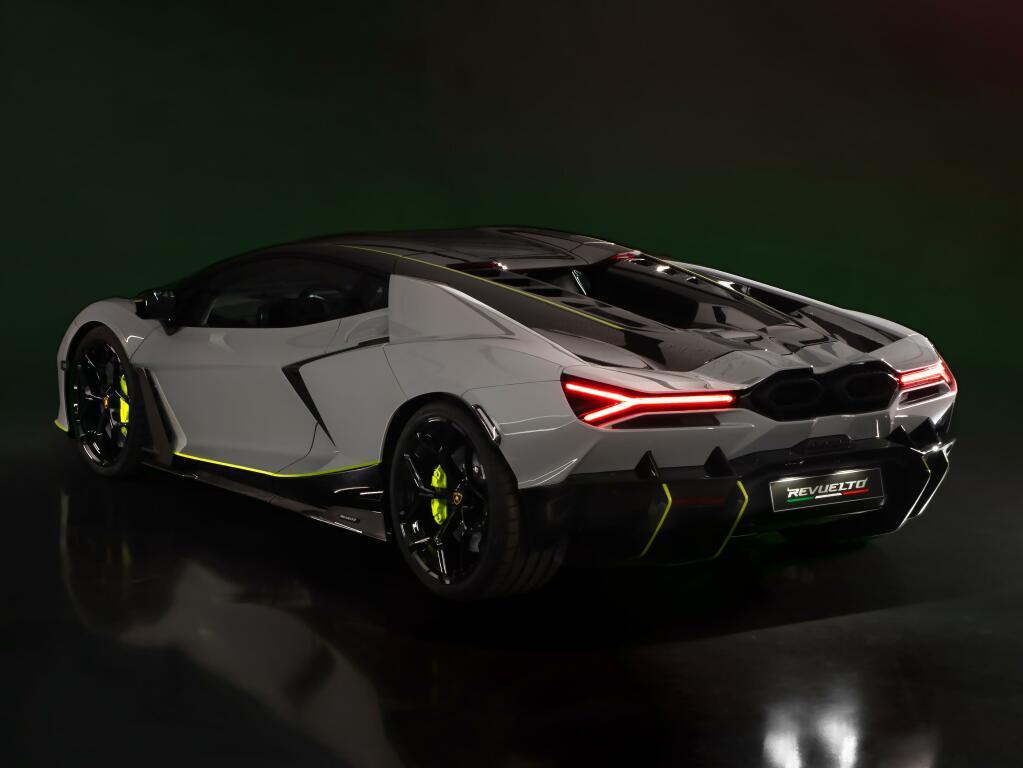 lamborghini_revuelto_lamborghini_arena_2024_7_03b400f50cd909a6.jpg.c30fc864cc1ac797734ca54689bb1c5d.jpg