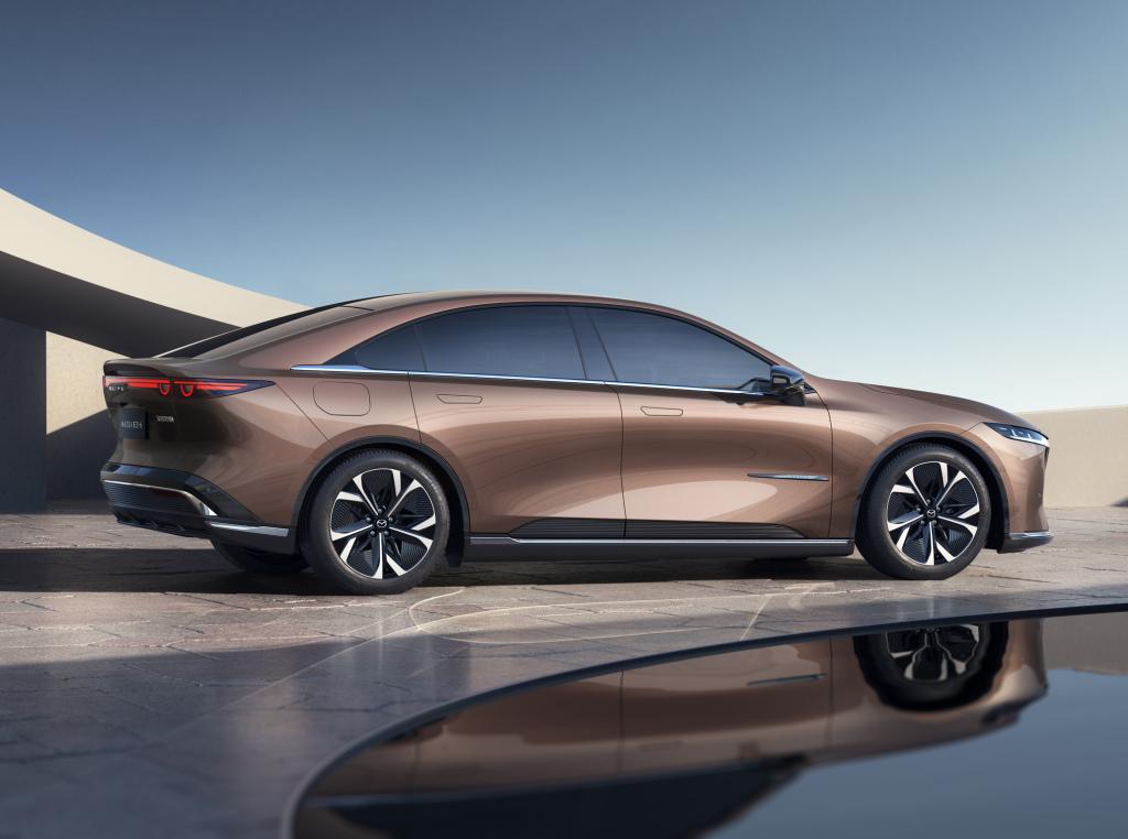 mazda_ez-6_28_00900000080f05ff.jpg.fadf9cdc205b3f29792651f3695d4b0c.jpg