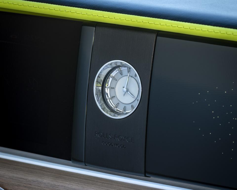 rolls-royce_ghost_extended_expressionism_9.jpg.9c21f09d43366953eeabc647f56c1043.jpg