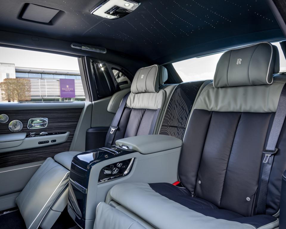 rolls-royce_phantom_ewb_magnetism_4.jpg.1cf9983fb985387e535fa240e73c2e48.jpg