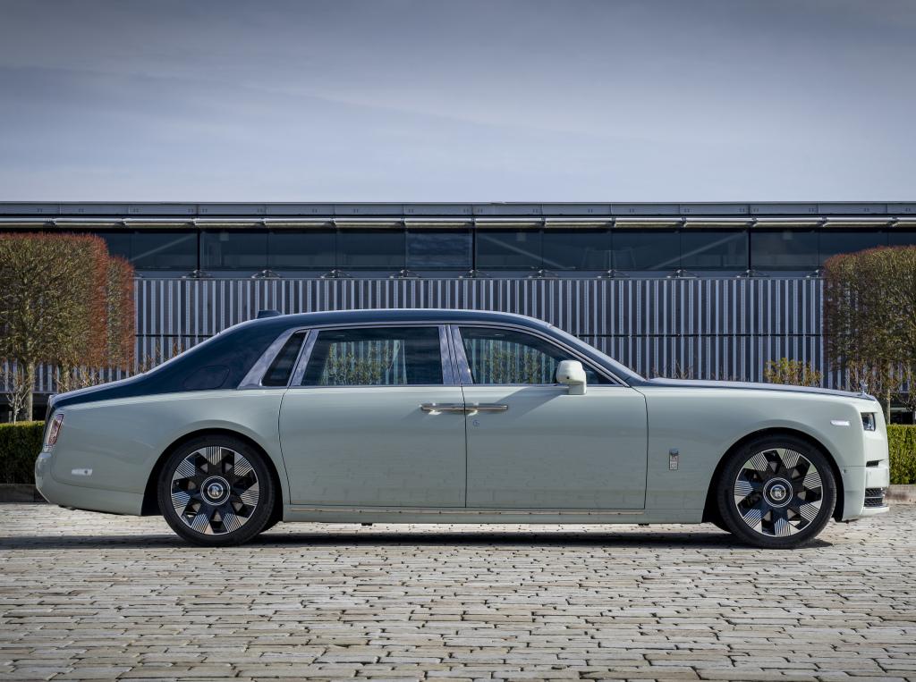 rolls-royce_phantom_ewb_magnetism_8_00c4000015a1101e.jpg.f067433e6fd1e95969e6cfe92863e59e.jpg