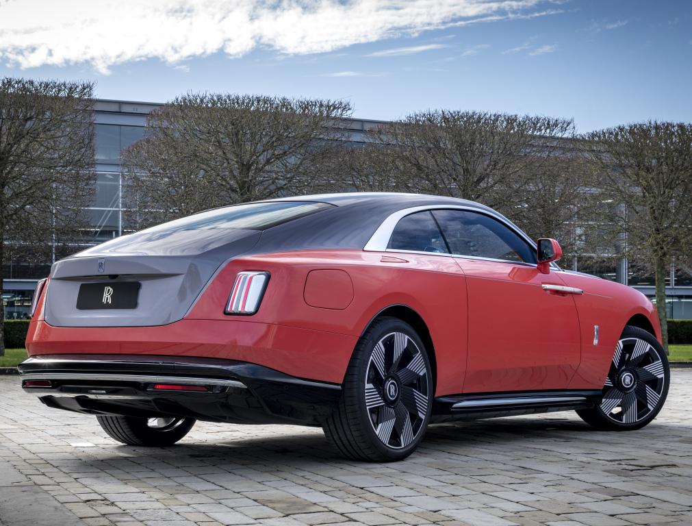 rolls-royce_spectre_escapism_54_00b900001576104e.jpg.0f6974a5fb4f286bc432c6542597f392.jpg