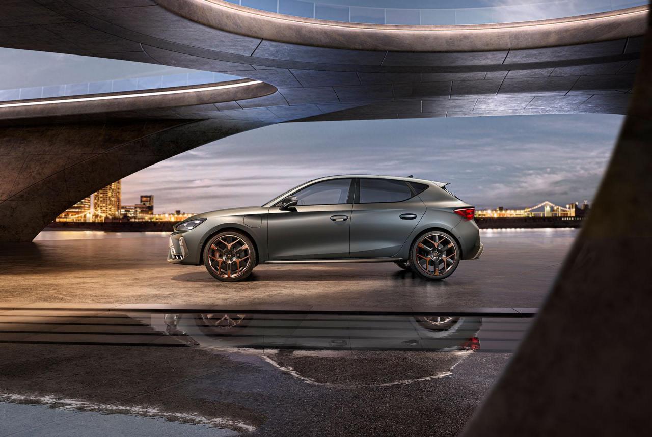 2024-cupra-leon-grey-copper-wheels-side-view.thumb.jpg.eb7270b8679fde8126b9b4c8cbb829e0.jpg