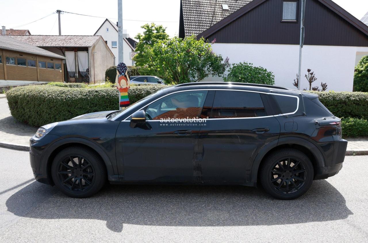 2026-porsche-cayenne-electric-sheds-some-camo-still-hides-plenty-of-details_7.thumb.jpg.7eaba2429a3848e40a7cb11504d38e12.jpg