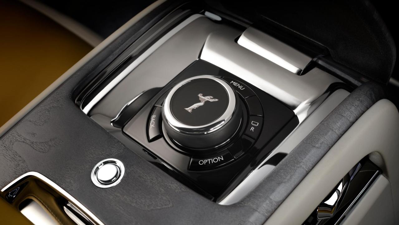 P90549017_lowRes_rolls-royce-cullinan.jpg