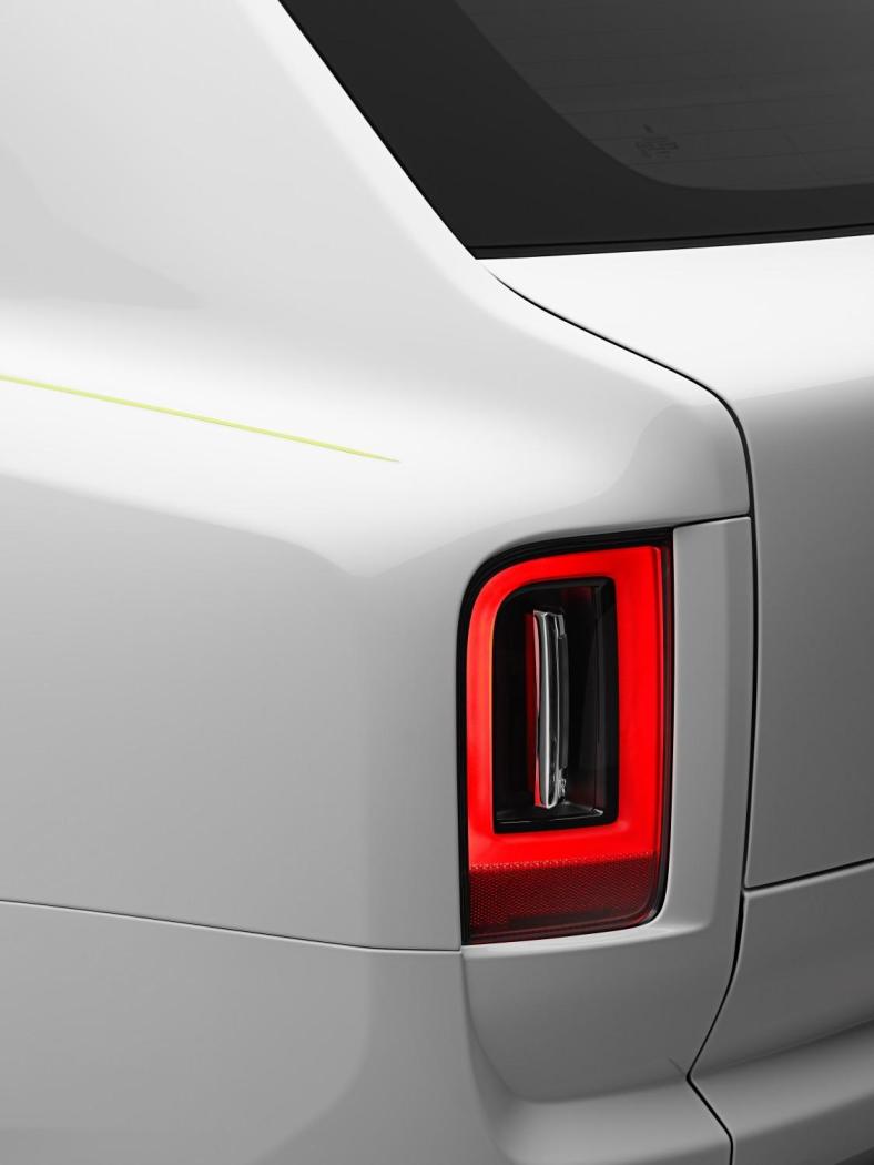 P90549043_lowRes_rolls-royce-black-ba.jpg