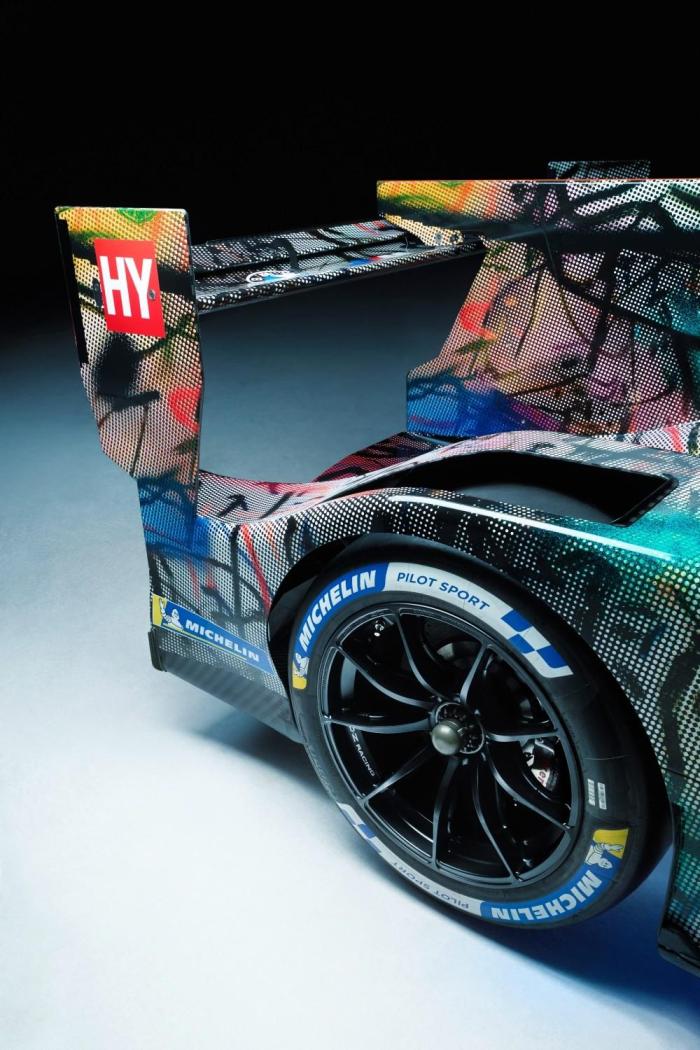 P90550696_lowRes_bmw-art-car-20-by-ar.jpg