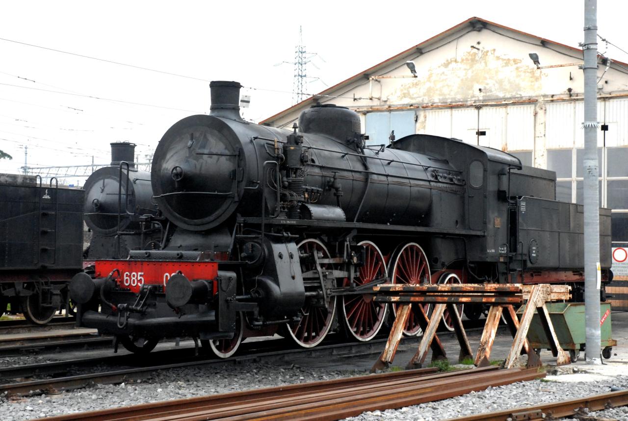 Pistoia_-_deposito_rotabili_storici_-_locomotiva_685_089.thumb.jpg.256e333f5b6efbb34efa8c99868426d0.jpg