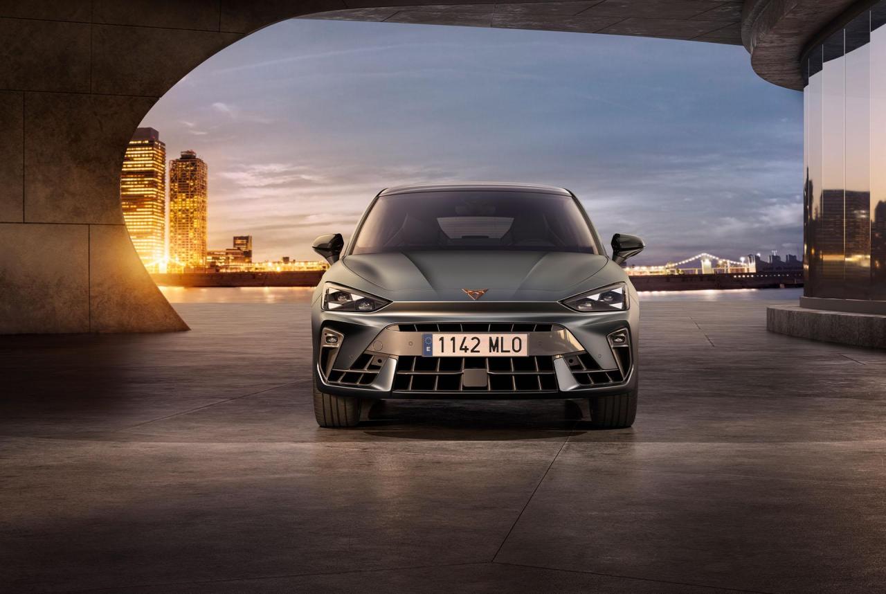 cupra-leon-2024-car-front-view-copper-logo.thumb.jpg.32357edfb25aec18bebff9a36917652c.jpg